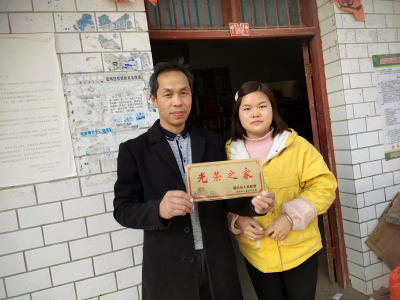 “一次参军，一生光荣”桂花镇为入伍新兵家庭发放光荣牌