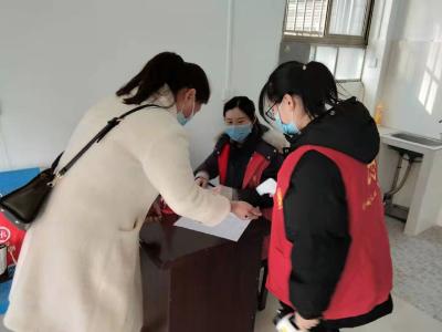 放假“下课”不下线，学生志愿者防疫值守“很给力”