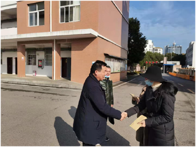 暖暖问候，浓浓情意！ 区教育局走访慰问留校单身教职工