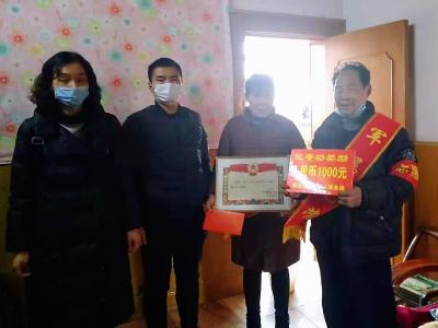 军功喜报送上门 温暖军属军人心