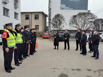 坚守岗位、温暖加倍！汀泗桥镇开展节前慰问送新春祝福