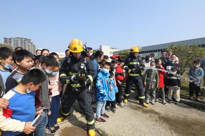走进消防救援支队 争做小小“消防员”