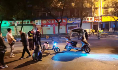 凌晨两辆电动车相撞，交警现场发现驾驶人…