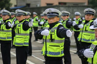 春分时节训警忙——咸安交警开展队列与交通手势训练