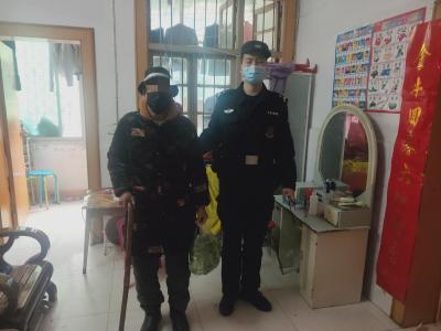 暖心！七旬老人雨天迷路  特巡警及时救助送回家