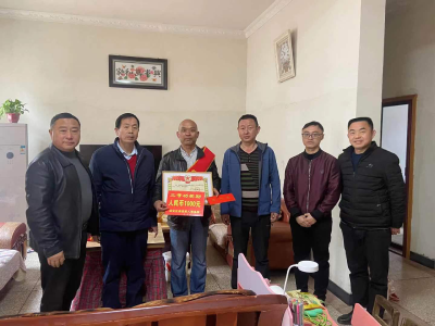 英勇荣立军功章  胸中常驻国防情