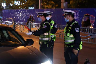 夜查酒驾不放松 咸安交警在行动
