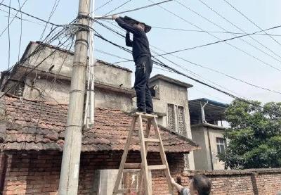 岔路口社区为散户居民区安装路灯20盏