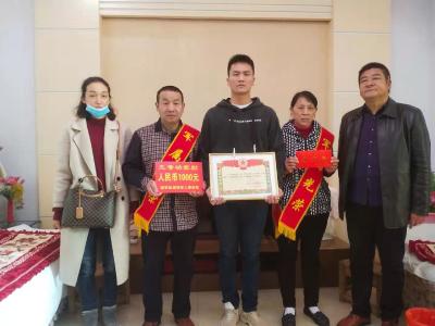 “一人立功 全家光荣！”区退役军人事务局送立功喜报上门