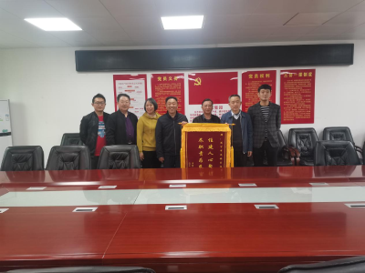 老旧小区改造暖民心 居民感谢送锦旗