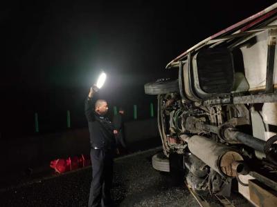 打了个盹？！货车侧翻致高速公路被堵