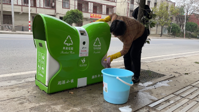 贺胜桥镇党员“实名制”认领垃圾桶
