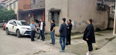 居民家门口电线杆“骨折” 社区及时排危除隐患