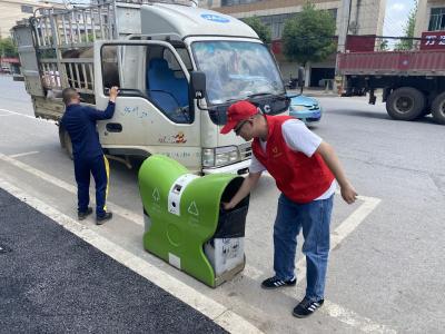 马桥镇“红马甲”助力创卫复审