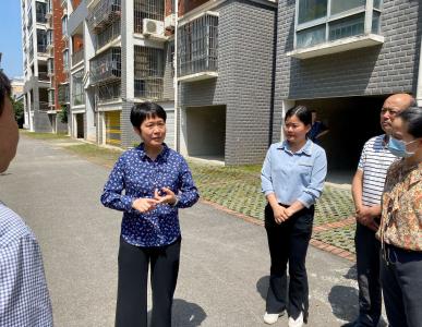 省红十字会在咸安调研时强调：让红十字服务站更好服务群众