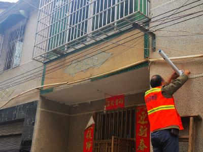 列清单办实事 背街小巷灯亮了！