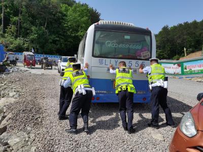 突发!旅游大巴不慎陷坑，民警快速处理获赞