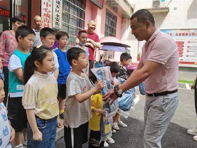 【湖北日报】咸安近6万元爱心衣包温暖留守儿童