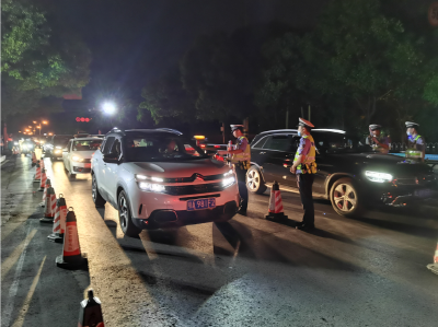 高考“狂欢夜”！咸安交警夜查酒驾不放松