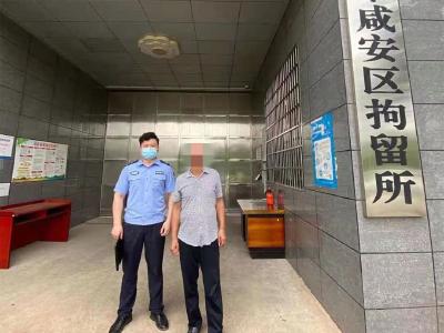 暴脾气！咸安男子与保安争吵 掰断小区门禁杆被行拘