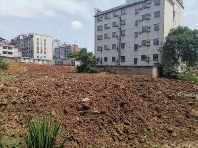 清理“顽固”菜地 优化生活环境