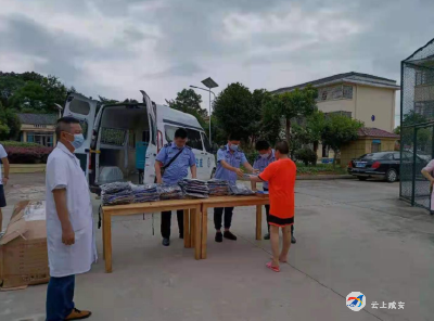 咸安区救助管理站开展“夏季送清凉” 专项救助行动