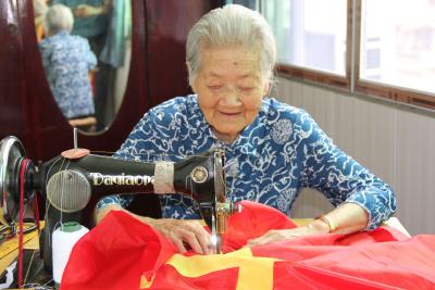 【掌上咸宁】穿针引线，她在100岁生日当天献出这面党旗……