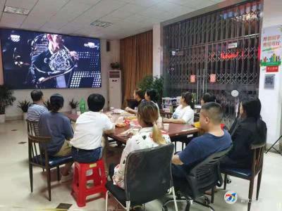 银泉社区：夏日纳凉聚社区 奥运直播振人心