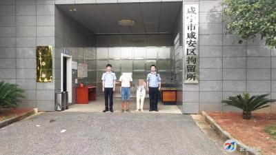 俩男子偷虾被抓现行 双双被拘