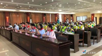 夏日炎炎，为环卫工人送来丝丝清凉