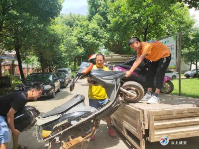 香城社区：清理“僵尸车”   消除小区顽疾