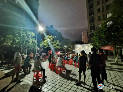 万年路社区：传承爱国精神 红色电影进小区