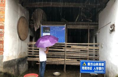 桂花镇：暴雨中巡查 防患于未然
