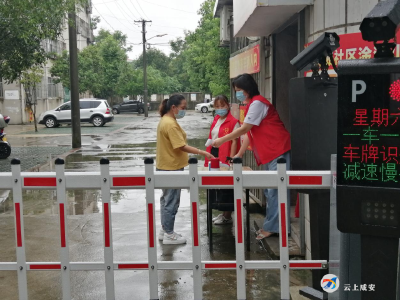 小区安装门禁 助力疫情防控