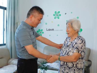 下沉党员送关爱  温暖困难党员