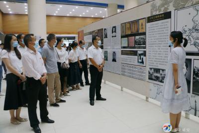 参观百年党史展  汲取奋进力量