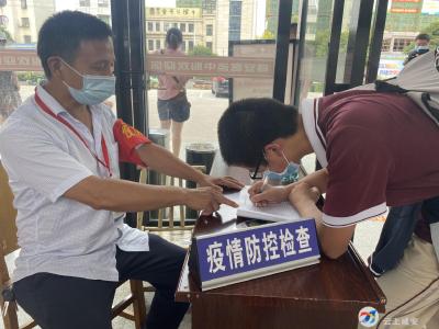 咸安：守好交通防疫“前哨” 保障群众平安出行