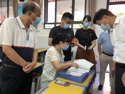 区领导督导检查学校疫情防控和秋季开学准备工作