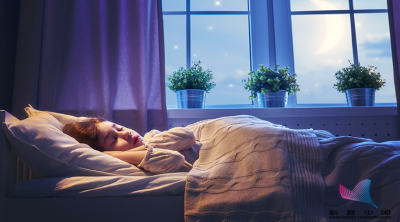 为啥睡觉时爱把脚伸到外面？有时身体还会突然抖一下？这都是因为