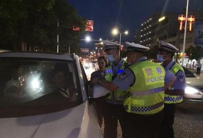 嚣张！遇到交警查酒驾，掉头逃窜撞警车！