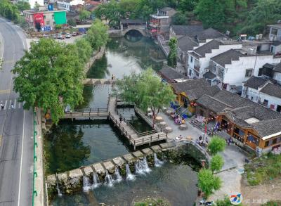 刘家桥：两岸青山绕，门前溪水流