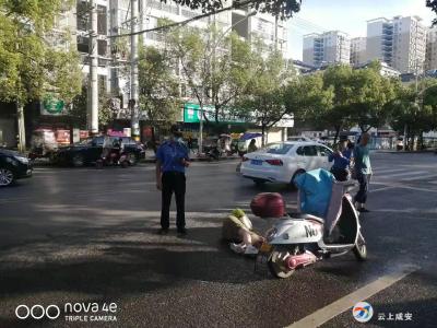 点赞！路遇行人摔伤 城管热心救助
