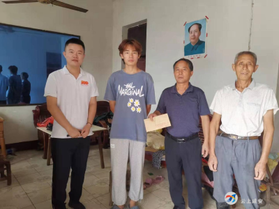 官埠桥镇：为贫困学子送爱心