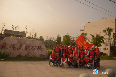 咸安区资源环保志愿服务队开展文明实践志愿服务