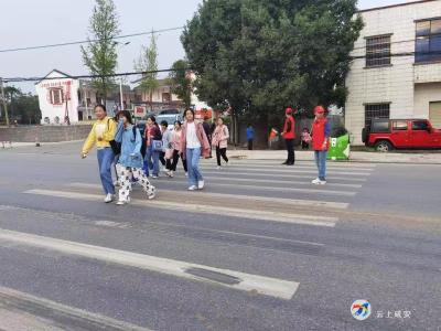 建设美丽小城镇 贺胜桥镇志愿者在行动