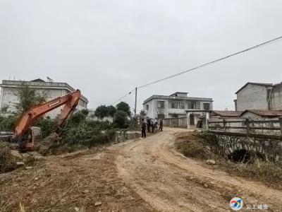 高桥镇：驻村干部办实事 修缮危桥暖人心 