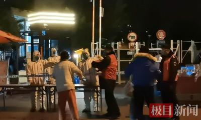 上海确诊病例所在小区有多名志愿者值夜，市民自发送来御寒物资