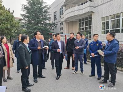 李军平区长一行在咸宁高中督查校园安全与疫情防控工作