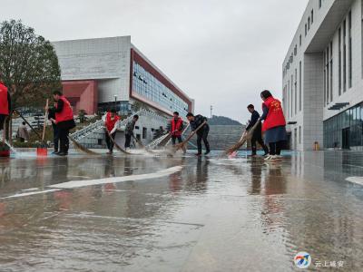 咸安区绿投：撸起袖子齐上阵 为两会营造良好环境