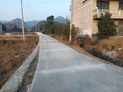 双溪桥镇孙鉴村硬化村组道路，助推乡村振兴